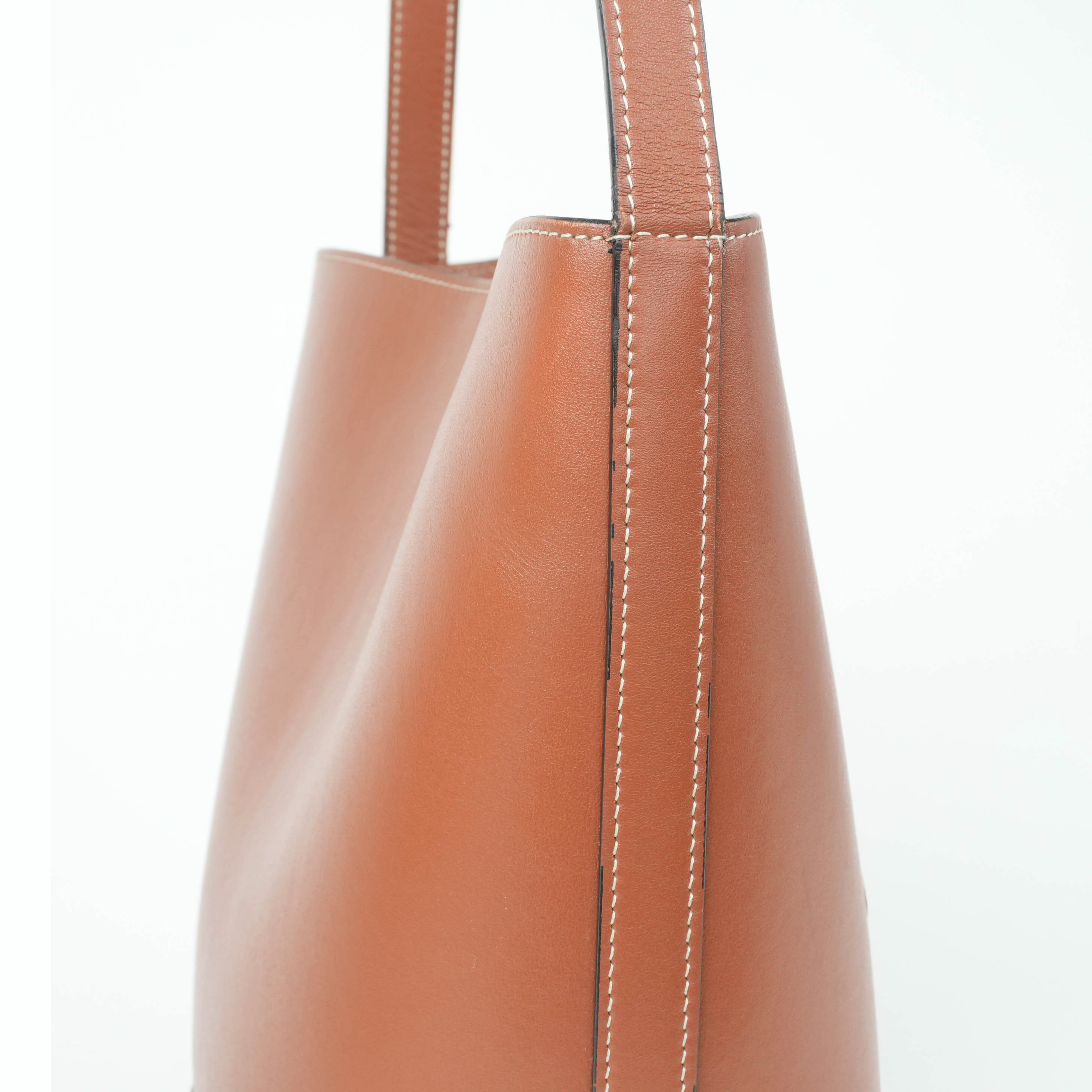 CELINE CELINE 凱旋門立體浮雕皮革水桶包|Small Bucket in Smooth Calfskin with Cuir Triomphe - 9