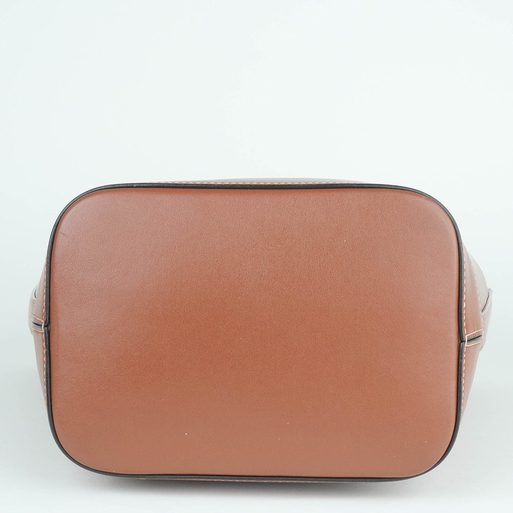CELINE CELINE 凱旋門立體浮雕皮革水桶包|Small Bucket in Smooth Calfskin with Cuir Triomphe - 20
