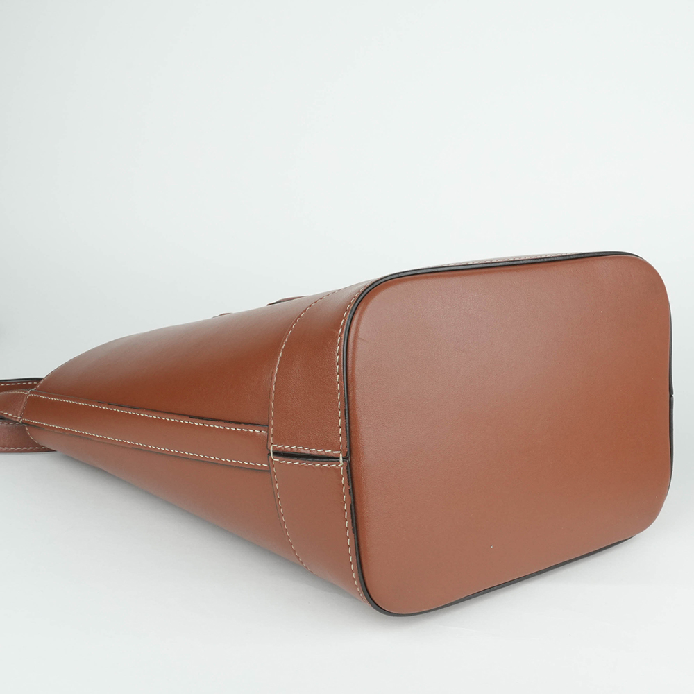 CELINE CELINE 凱旋門立體浮雕皮革水桶包|Small Bucket in Smooth Calfskin with Cuir Triomphe - 21