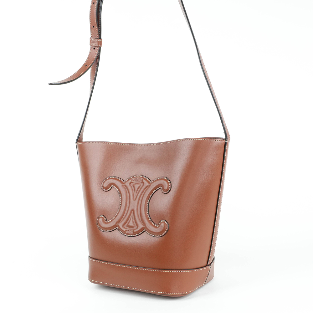 CELINE CELINE 凱旋門立體浮雕皮革水桶包|Small Bucket in Smooth Calfskin with Cuir Triomphe - 3