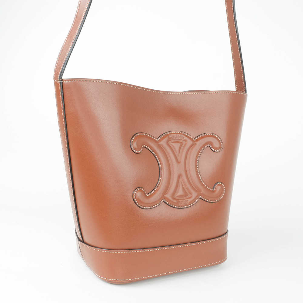 CELINE CELINE 凱旋門立體浮雕皮革水桶包|Small Bucket in Smooth Calfskin with Cuir Triomphe - 4
