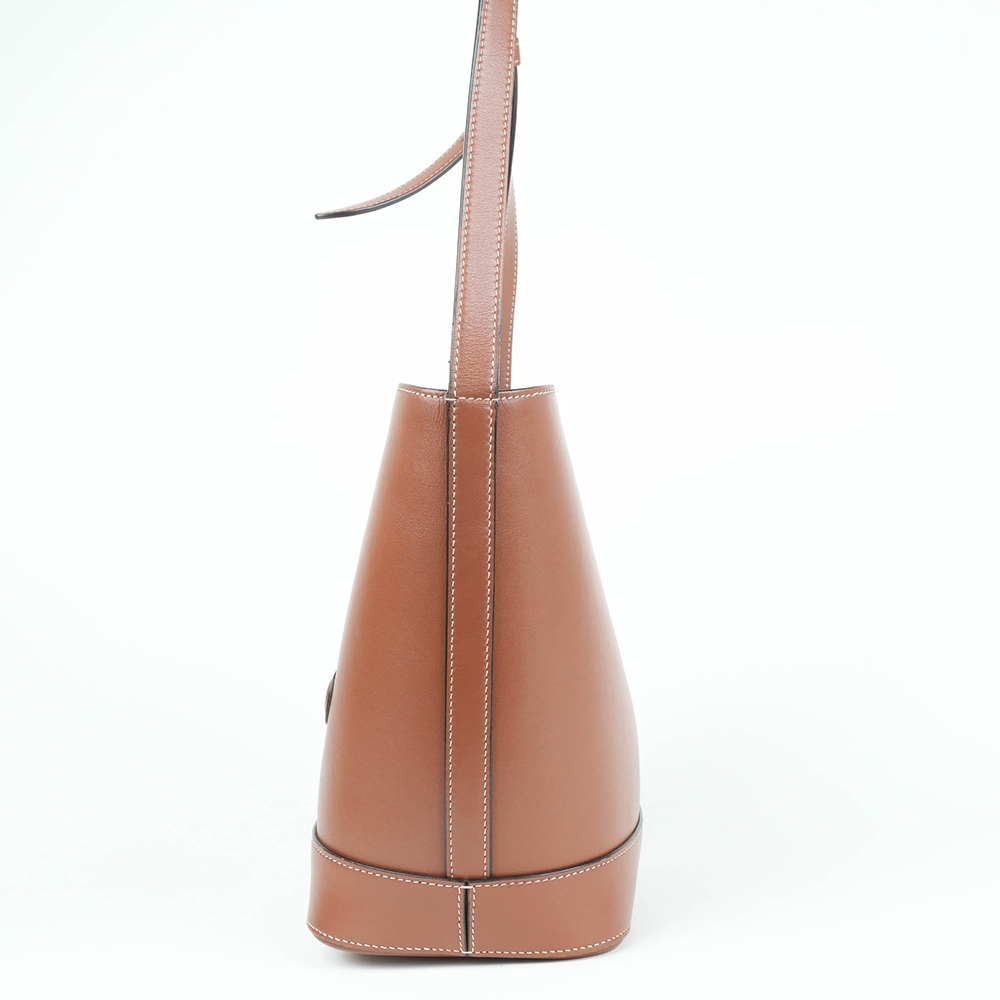 CELINE CELINE 凱旋門立體浮雕皮革水桶包|Small Bucket in Smooth Calfskin with Cuir Triomphe - 8