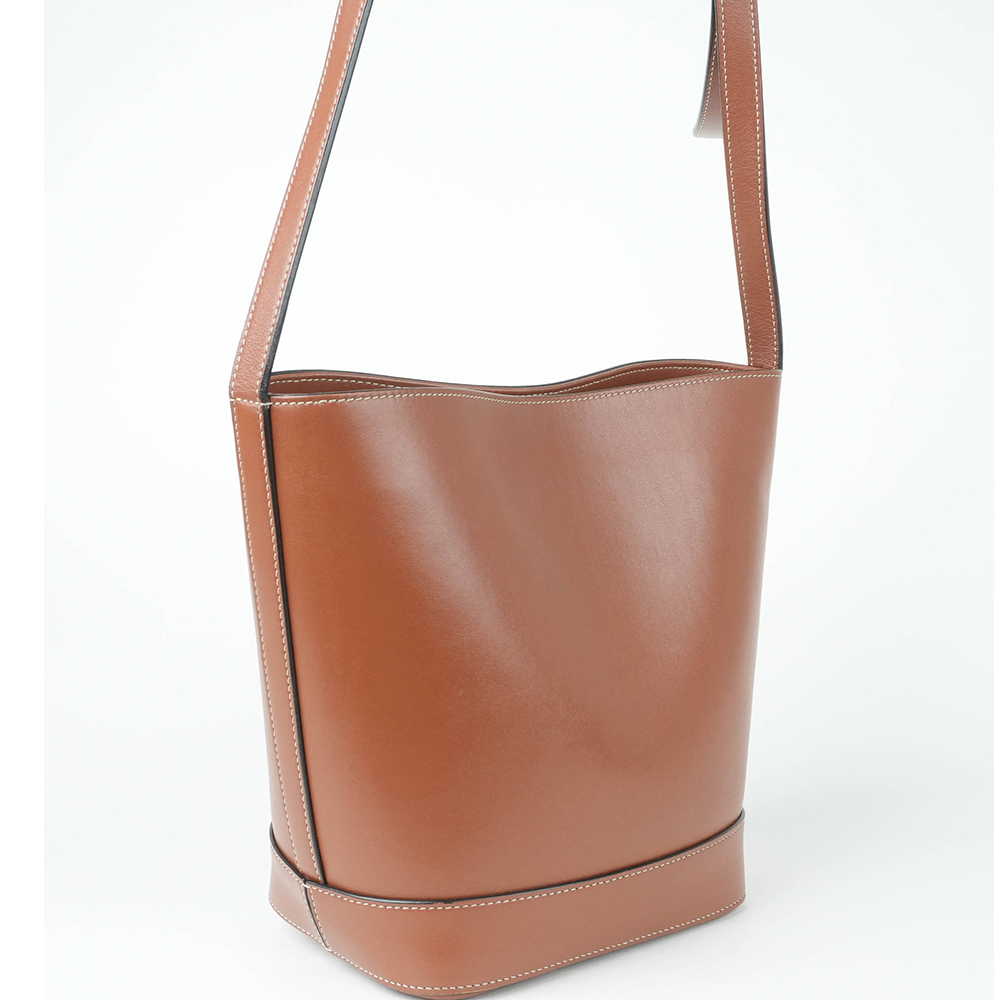 CELINE CELINE 凱旋門立體浮雕皮革水桶包|Small Bucket in Smooth Calfskin with Cuir Triomphe - 7
