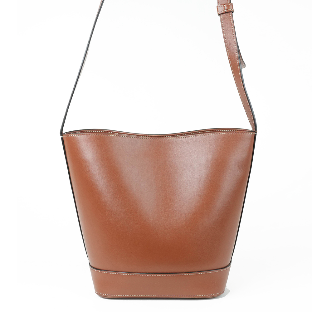 CELINE CELINE 凱旋門立體浮雕皮革水桶包|Small Bucket in Smooth Calfskin with Cuir Triomphe - 6