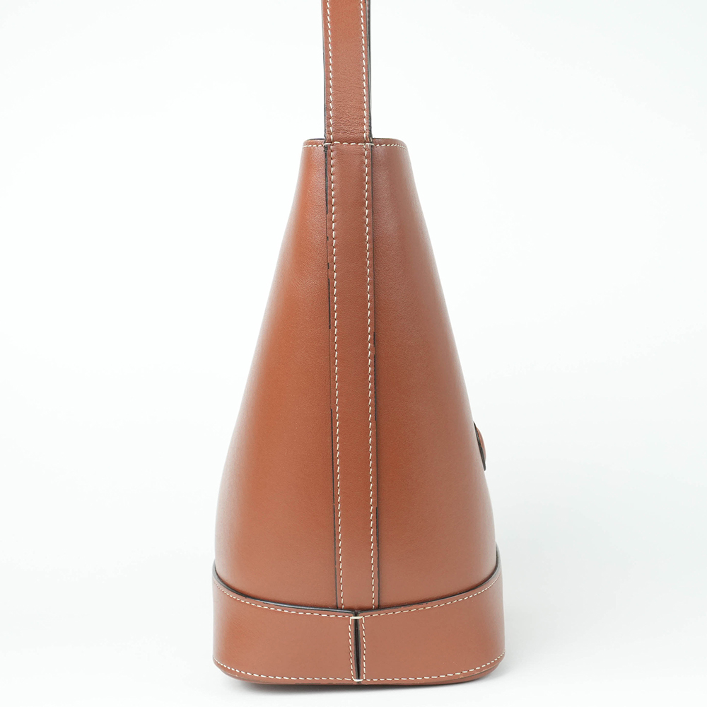 CELINE CELINE 凱旋門立體浮雕皮革水桶包|Small Bucket in Smooth Calfskin with Cuir Triomphe - 11