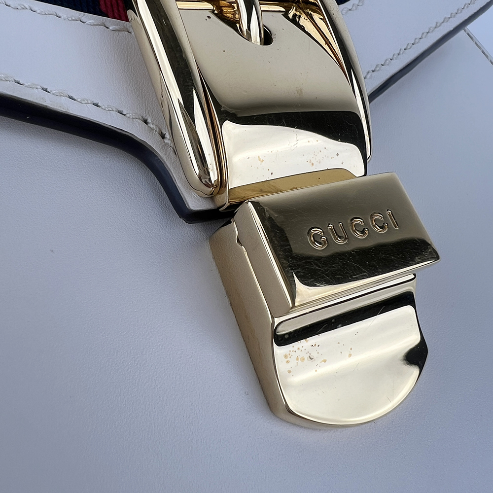 GUCCI GUCCI Sylvie Mini 塞爾維亞絲帶包 白色金扣 手提 斜背兩用包|Sylvie Mini Leather Bag - 26